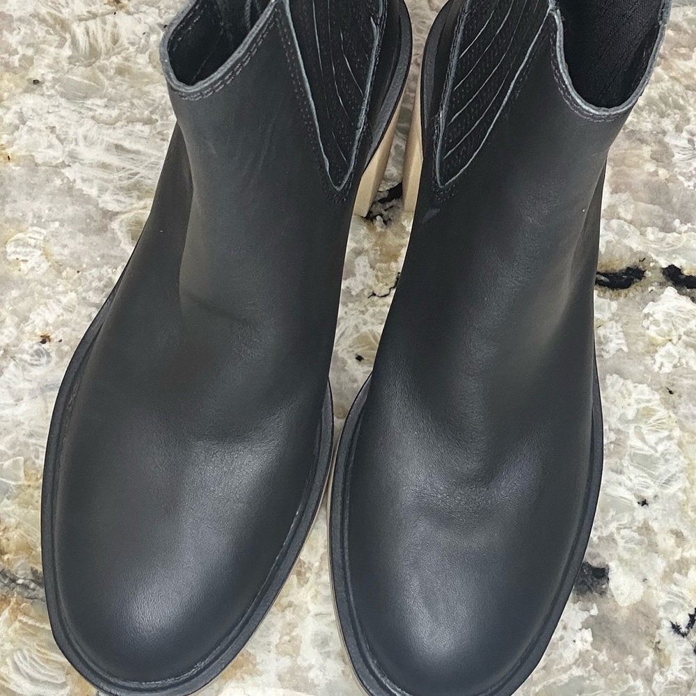 Parting ways with this lovely Dolce Vita black leather Chelsea boots.